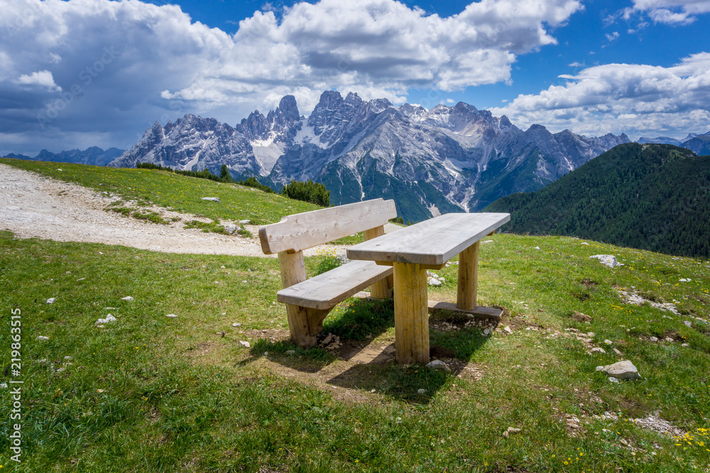  Plätzwiese Strudelkopf 2018-39   Sitzbank mit Aussicht auf die Dolomiten Südtirol