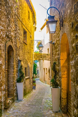 Obraz Wąska ulica na starym mieście Saint Paul de Vence, Francja