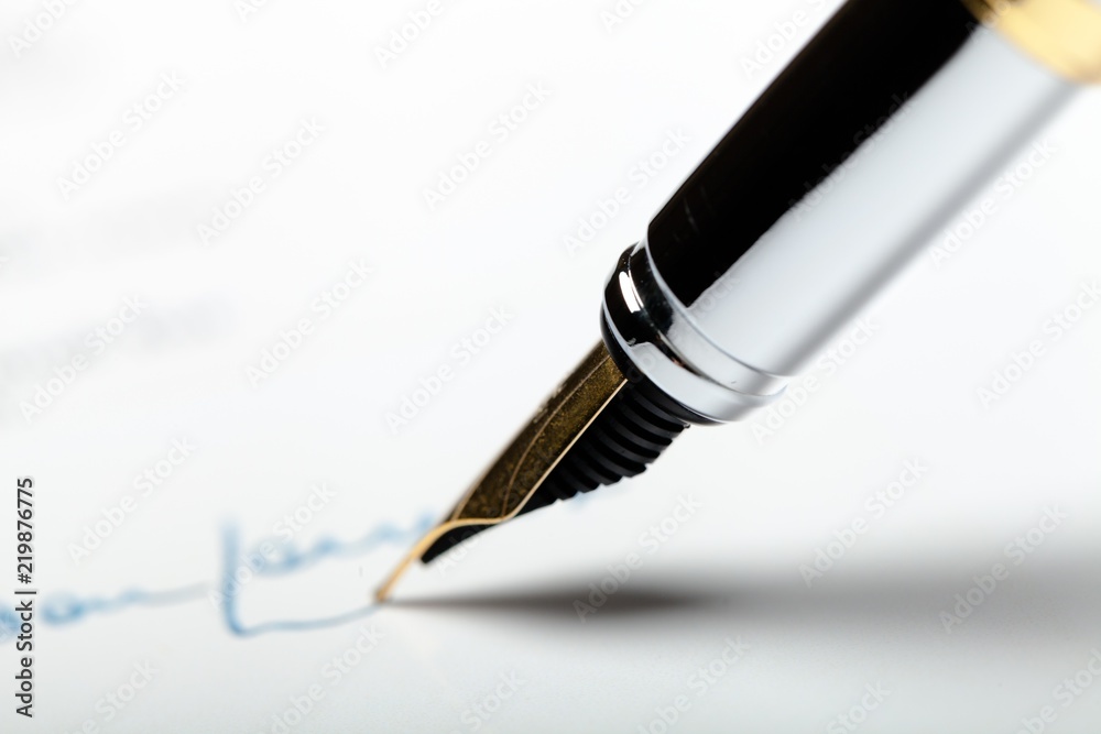 Fototapeta premium Fountain Pen Sign in to the Letter - Close Up