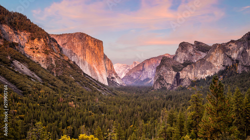 Fotografie Beautiful view of yosemite national park at sunset in California