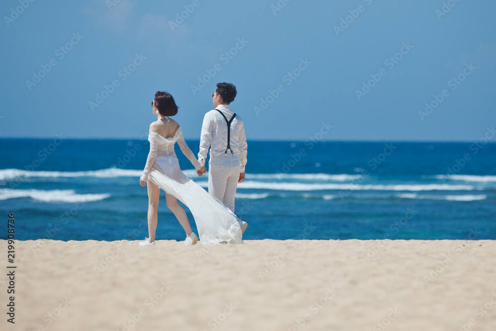 bride and groom couple on the ocean shore