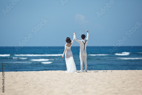 bride and groom couple on the ocean shore