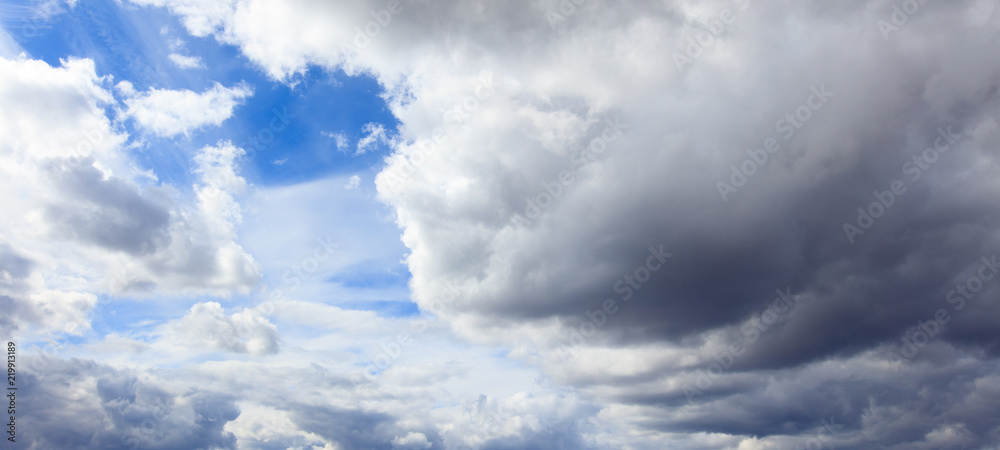 Obraz premium Clouds on a blue sky as a background