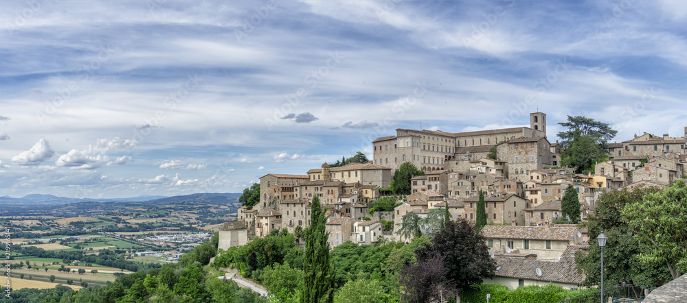 Altstadt von Todi in Umbrien mit Hinterland Richtung Perugia