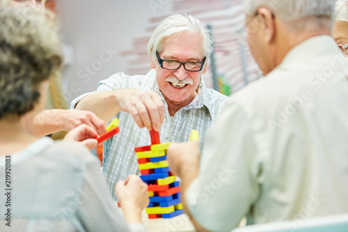 Demenz Gruppe im Altenheim spielt mit Bausteinen