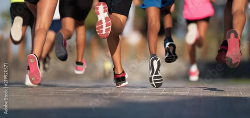 Obraz Biegające dzieci, młodzi sportowcy biegają w wyścigu dla dzieci, biegają na nogach po mieście, biegają w świetle poranka