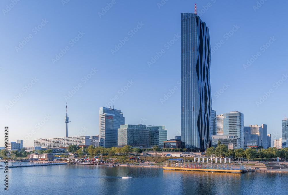 Obraz premium Modern buildings and the Danube river in Vienna