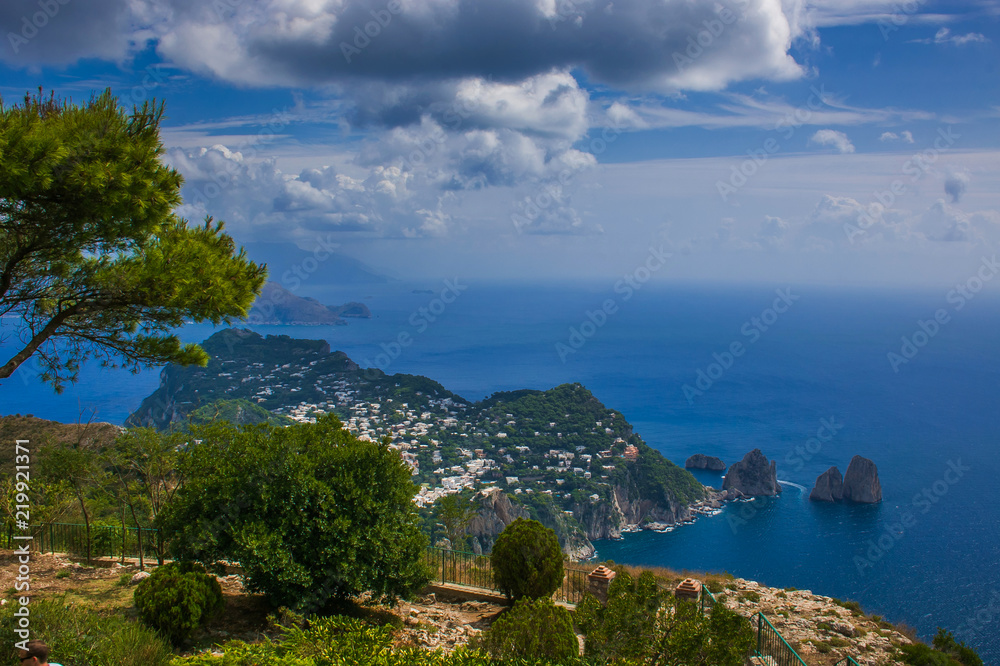 Terrazza panoramica sull'isola di Capri e sui faraglioni