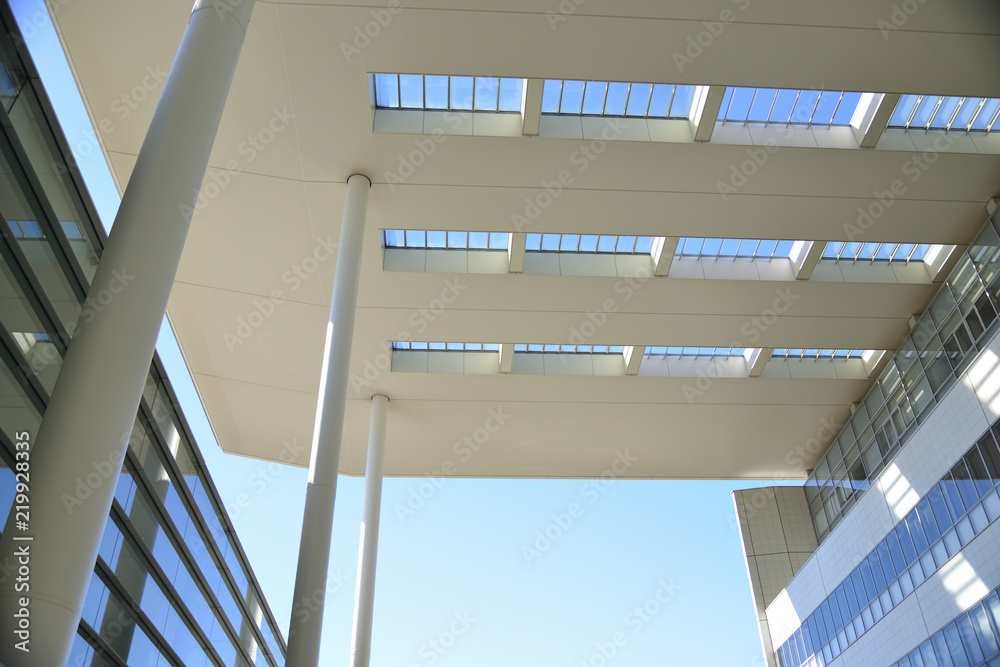 Fototapeta premium 窓がついた天井と、それを支える柱