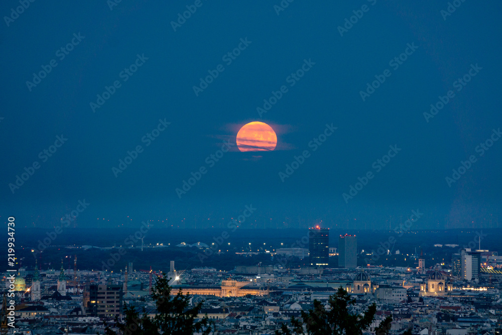 Vollmond in der Stadt Wien