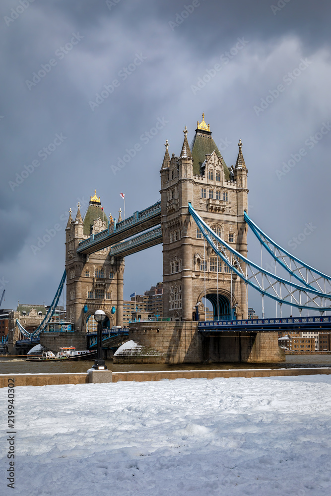 Die verschneite Tower Bridge in London an einem grauen Wintertag, Großbritannien
