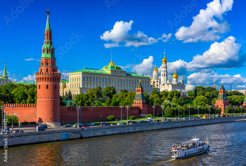 Canvastavla Moscow Kremlin, Kremlin Embankment and Moscow River in Moscow, Russia