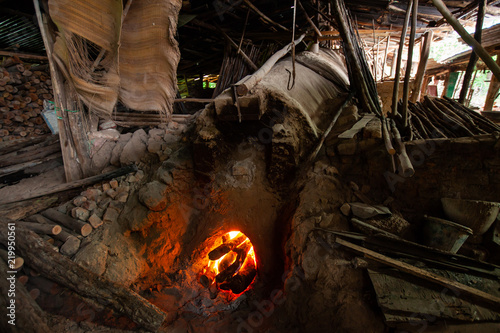 Primitive technology, Termite clay kiln. © peterkai