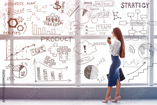 Young businesswoman with cu...