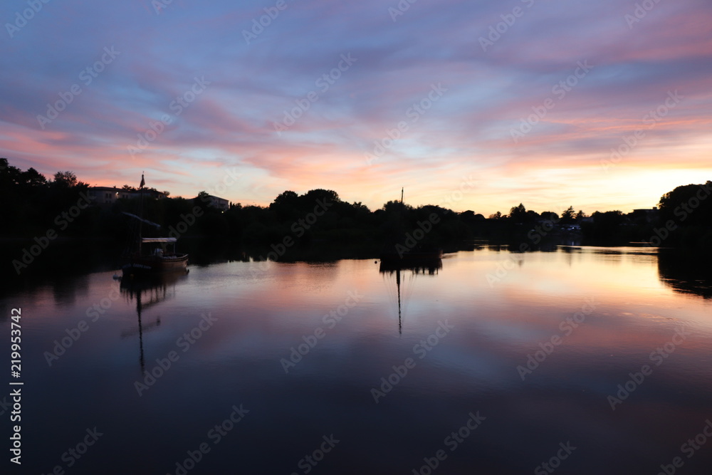 Coucher de soleil sur la rivière de la dordogne