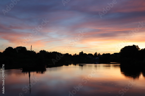 Coucher de soleil sur la rivière de la dordogne