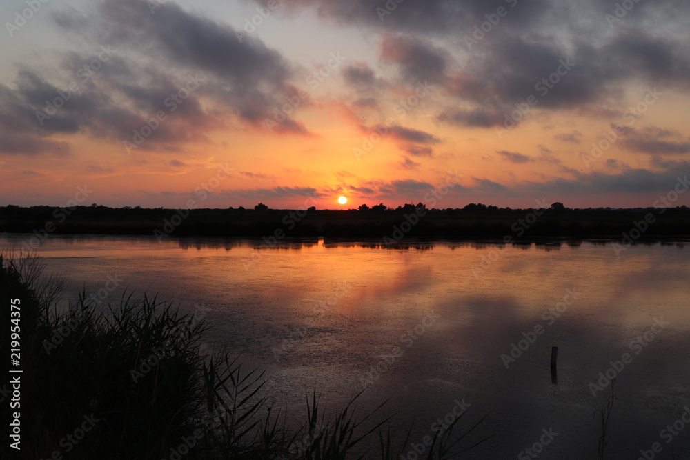 Coucher de soleil sur le bassin d'arcachon , Domaine de Certes