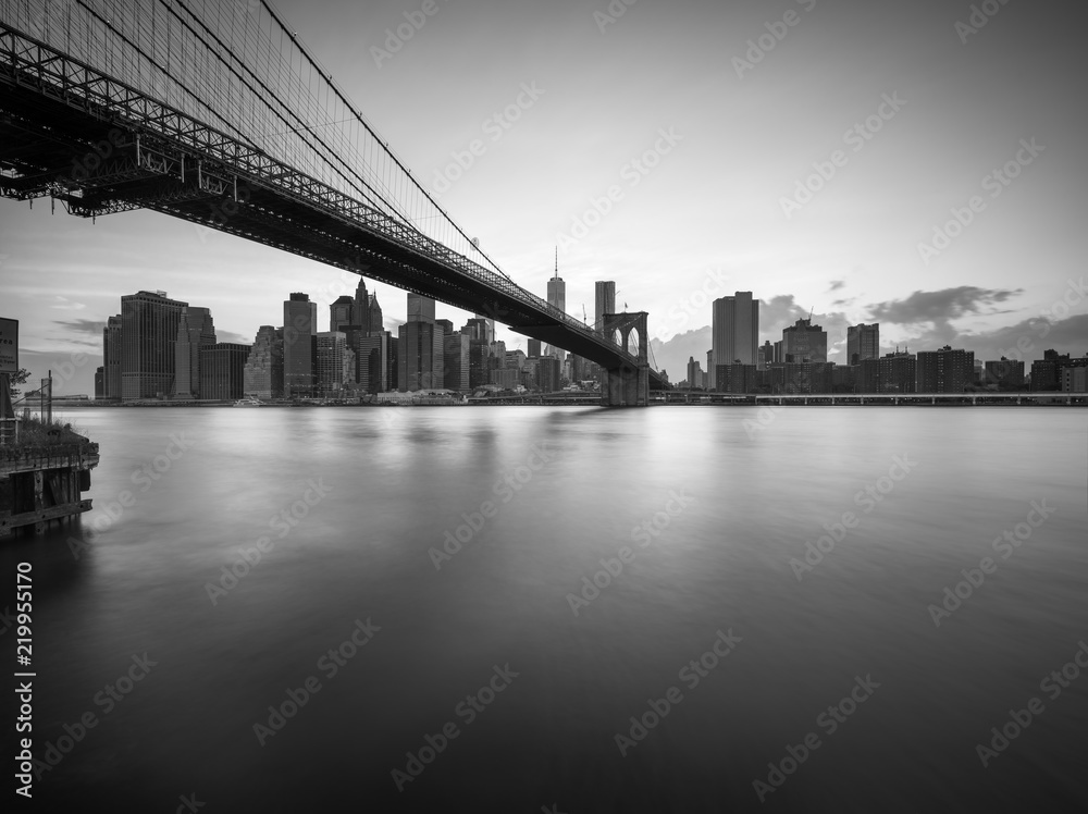 Brooklyn Bridge in New York City in Schwarz Weiss