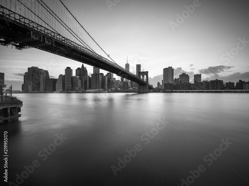 Fototapeta Naklejka Na Ścianę i Meble -  Brooklyn Bridge in New York City in Schwarz Weiss