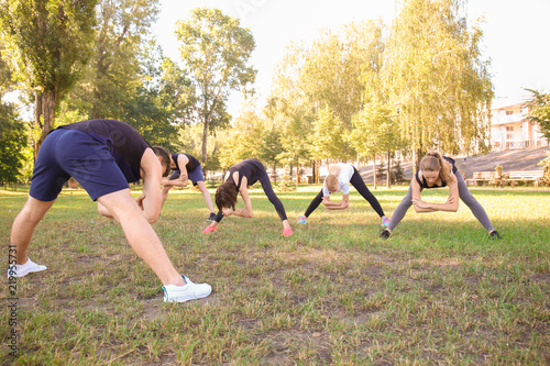 Group of sporty young peopl...