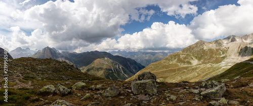 Panoramabild von der Nufenen Passhöhe in Richtung Ulrichen im Kanton Wallis, Schweiz