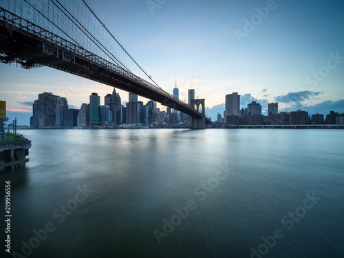Brooklyn Bridge und Skyline von Manhattan in New York City, USA © eyetronic