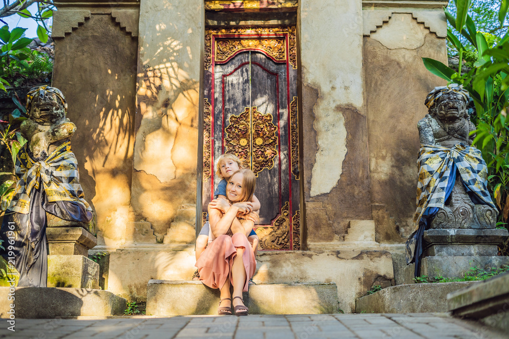 Φωτογραφία Mom and son tourists in Ubud palace, Bali - Inside the Ubud palace, Bali, Indonesia