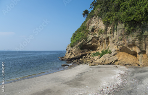 東京湾の無人島「猿島」の砂浜と岩壁（神奈川県横須賀市）
