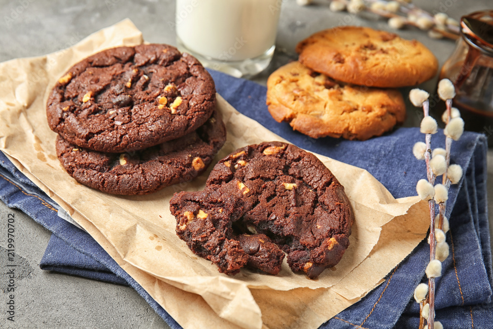 Fototapeta premium Tasty chocolate cookies on grey table