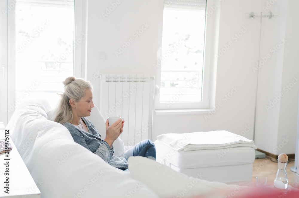 Obraz premium Senior woman with cup in hands