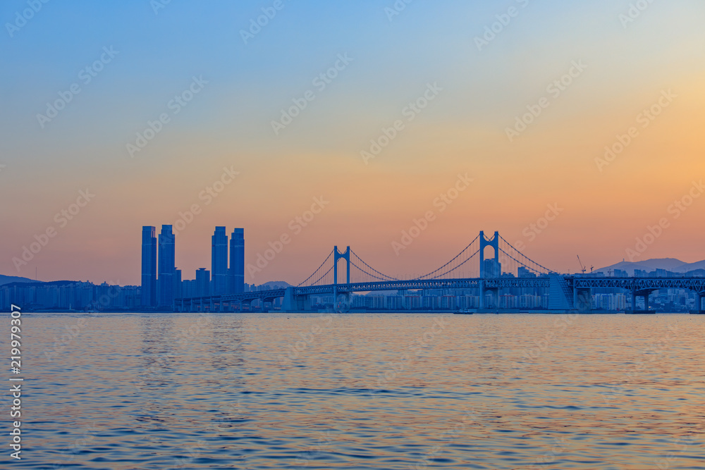 Fototapeta premium Colorful sunset over Gwangandaegyo (Diamond Bridge), a suspension bridge, Busan city, Korea