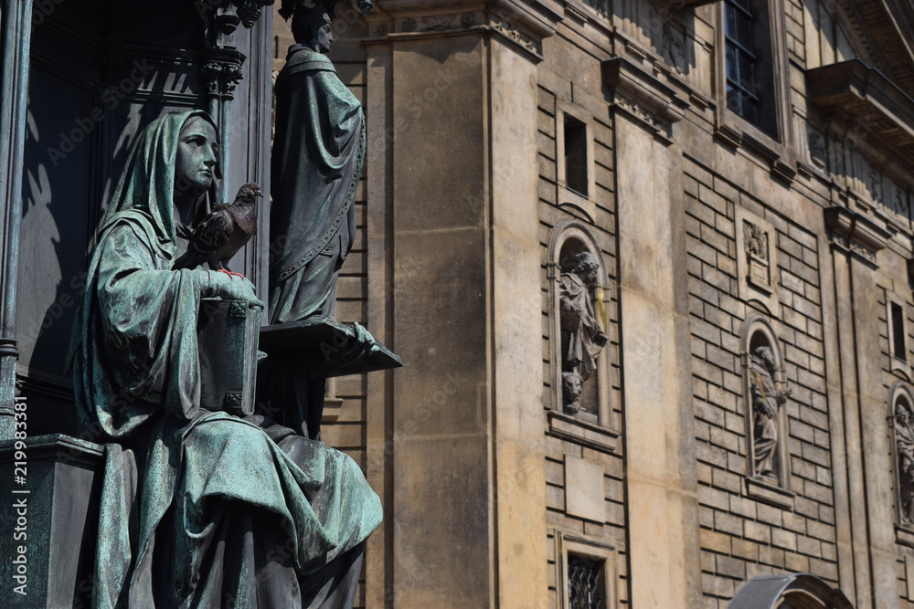 Obraz premium Sculpture and bird