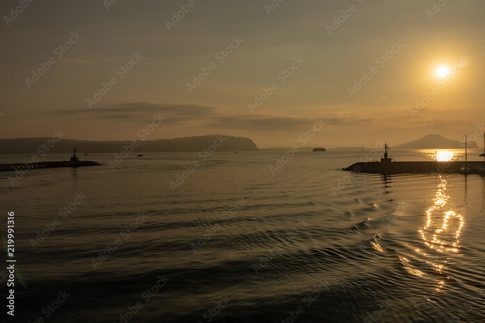 Sonnenaufgang Gold Gelb mit Meer und Fähre Schiff