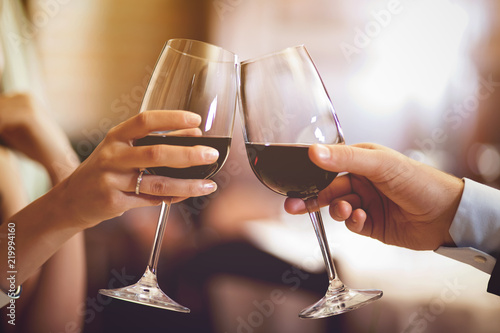 Obraz na płótnie Couple toasting wineglasses