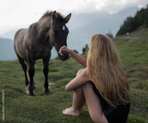 chica con caballo © oskar Viver