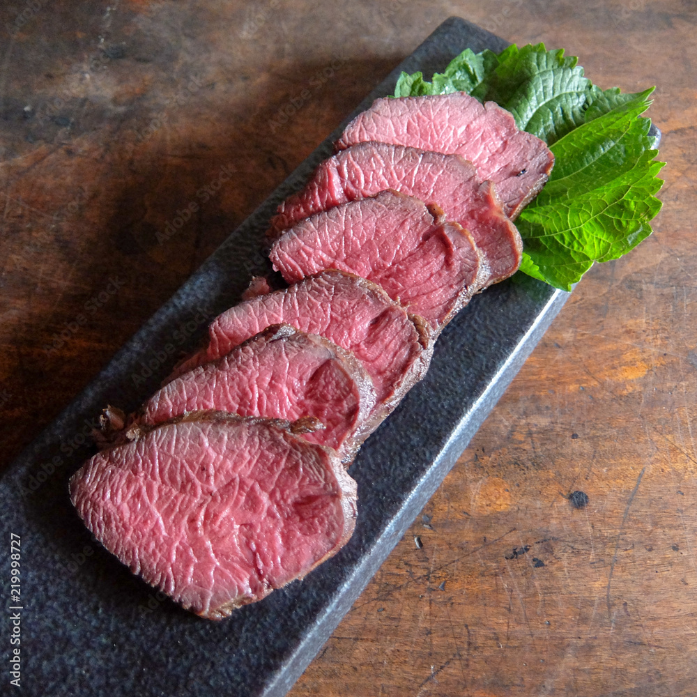 和風の皿に盛り付けされた牛肉のタタキ 和食 Stock Photo Adobe Stock