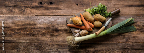 assortiment de légumes sur planche rustique 