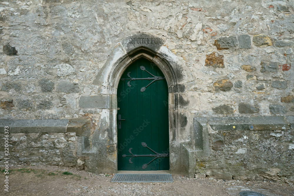 Alte grüne Seitentür an einer Kapelle