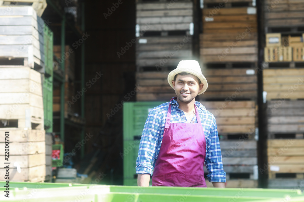 Obstbauer junger Mann arbeitet auf dem Hof
