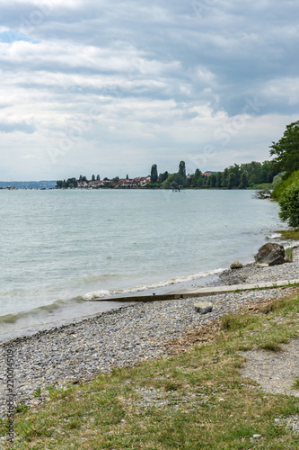Wunderbarer Sommertag am Ufer des Bodensees. Klares Wasser und schöne Steine © Marc