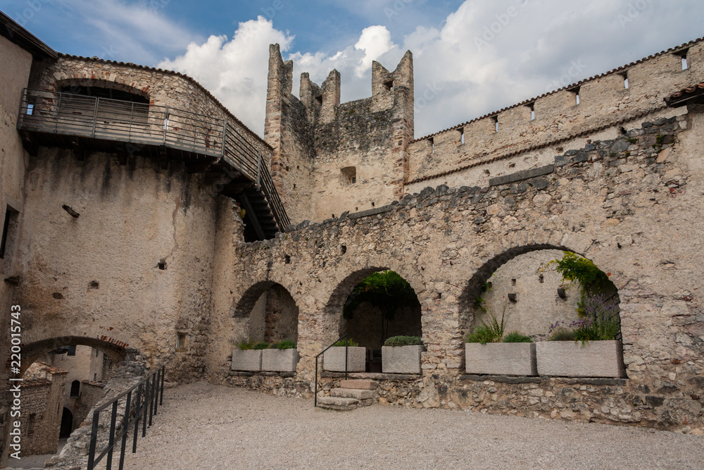 Castello Beseno medioevo