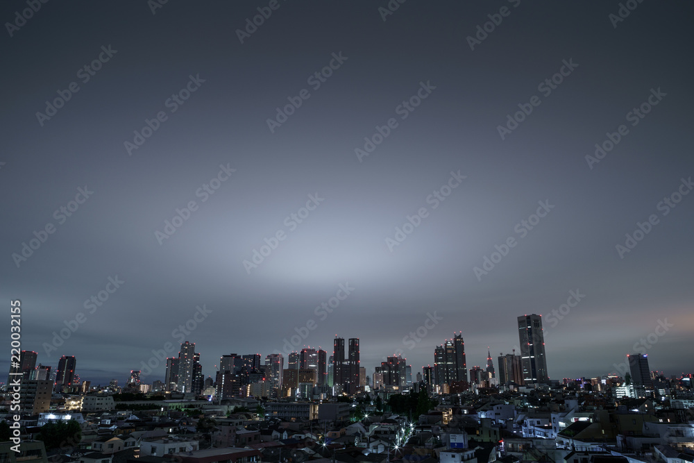 新宿高層ビル群 夜 雲に覆われるstock Photo Adobe Stock