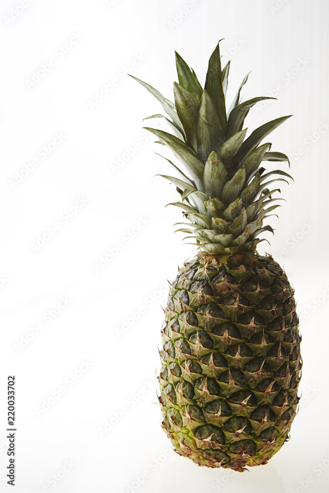 Fototapeta premium pineapple isolated on white background