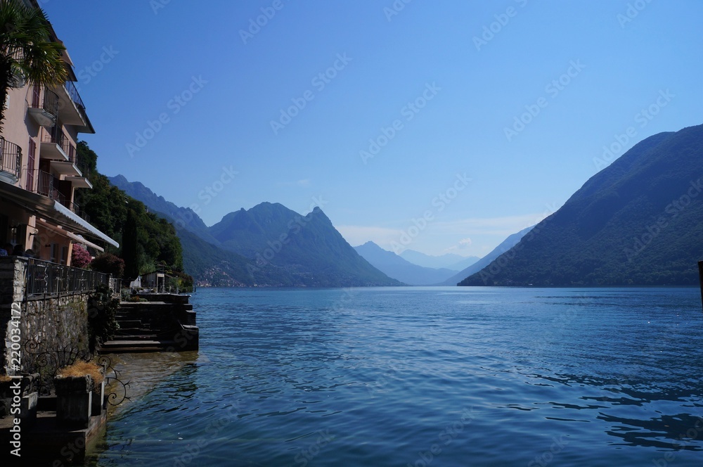 ルガーノ湖とガンドリアの村（スイス）