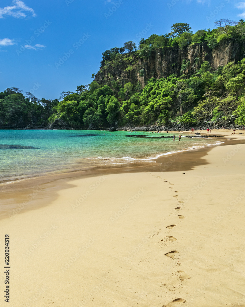 A bela praia da Baía do Sancho em Fernando de Noronha