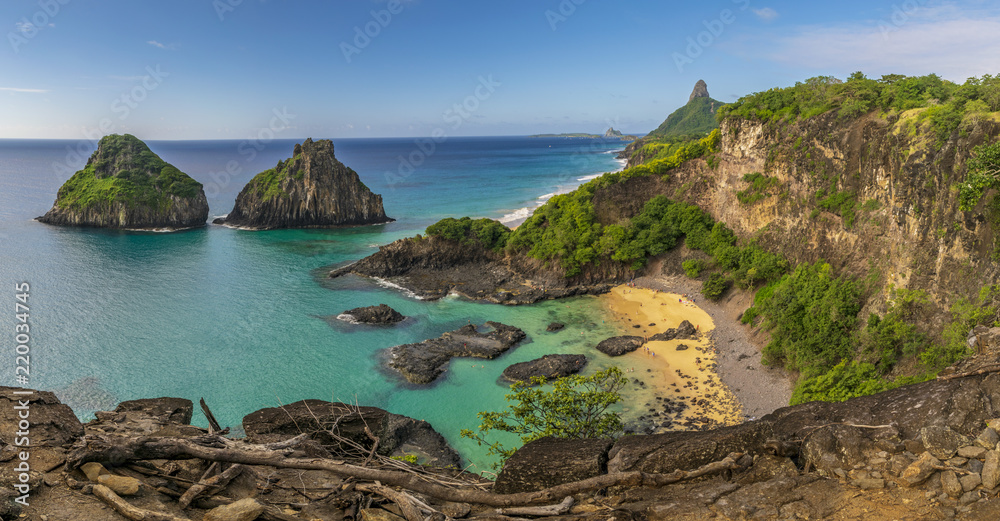 Cartão Postal de Fernando de Noronha, com a Baía dos Porcos e Morro Dois Irmãos vistos a partir do Mirante Cartão Postal de Fernando de Noronha, com a Baía dos Porcos e Morro Dois Irmãos vistos a partir do Mirante