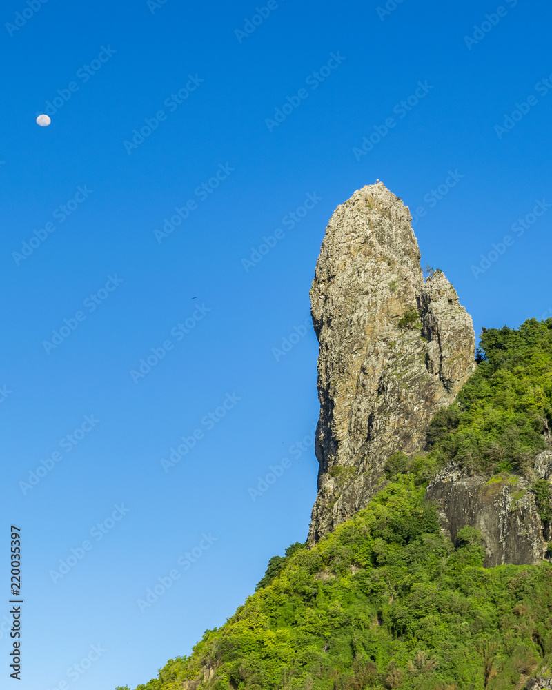 Morro Da Lua Nascer da Lua próximo ao Morro do Pico em Fernando de Noronha Stock ...