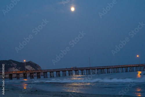 Mond an der kalinfornischen Westküste photo