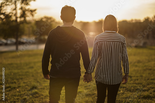 pareja enamorada al atardecer