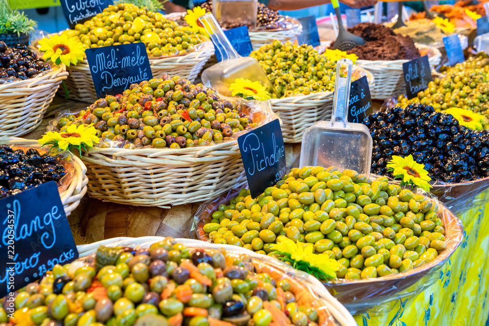 Frische Oliven auf dem Wochenmarkt